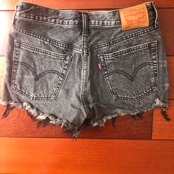 Various colors of Levi’s high waisted 501 shorts - Picture 6 of 6